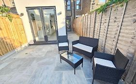 Spacious 4Br House, London, Sleeps 9, Parking Available