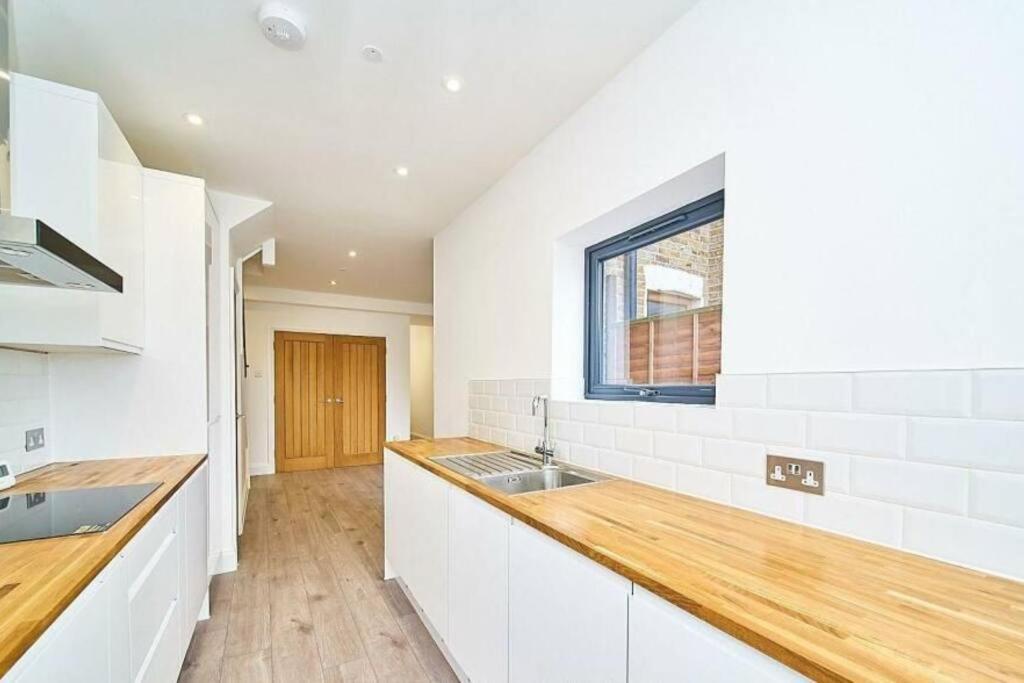 Spacious 4Br House, London, Sleeps 9, Parking Available Exterior photo