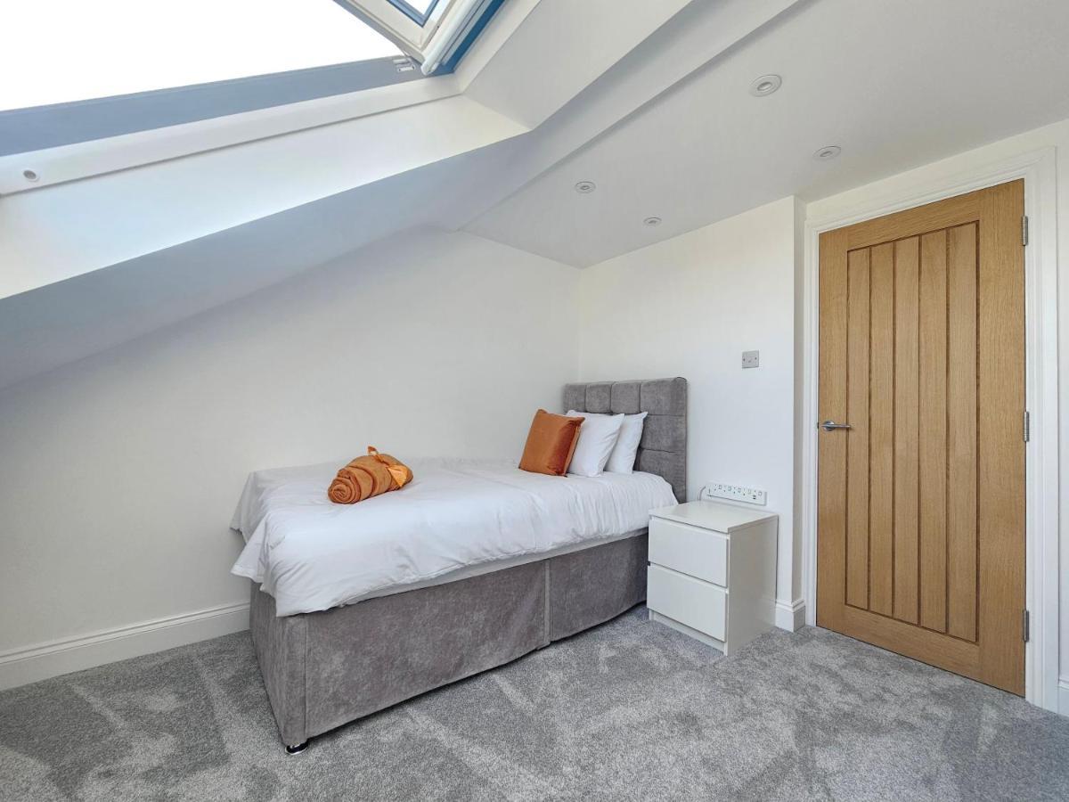 Spacious 4Br House, London, Sleeps 9, Parking Available Exterior photo