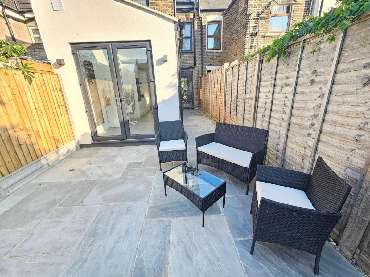 Spacious 4Br House, London, Sleeps 9, Parking Available Exterior photo