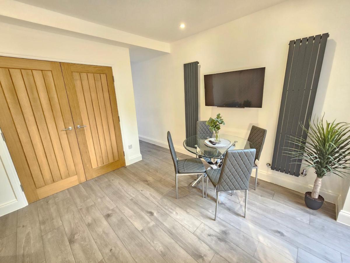 Spacious 4Br House, London, Sleeps 9, Parking Available Exterior photo